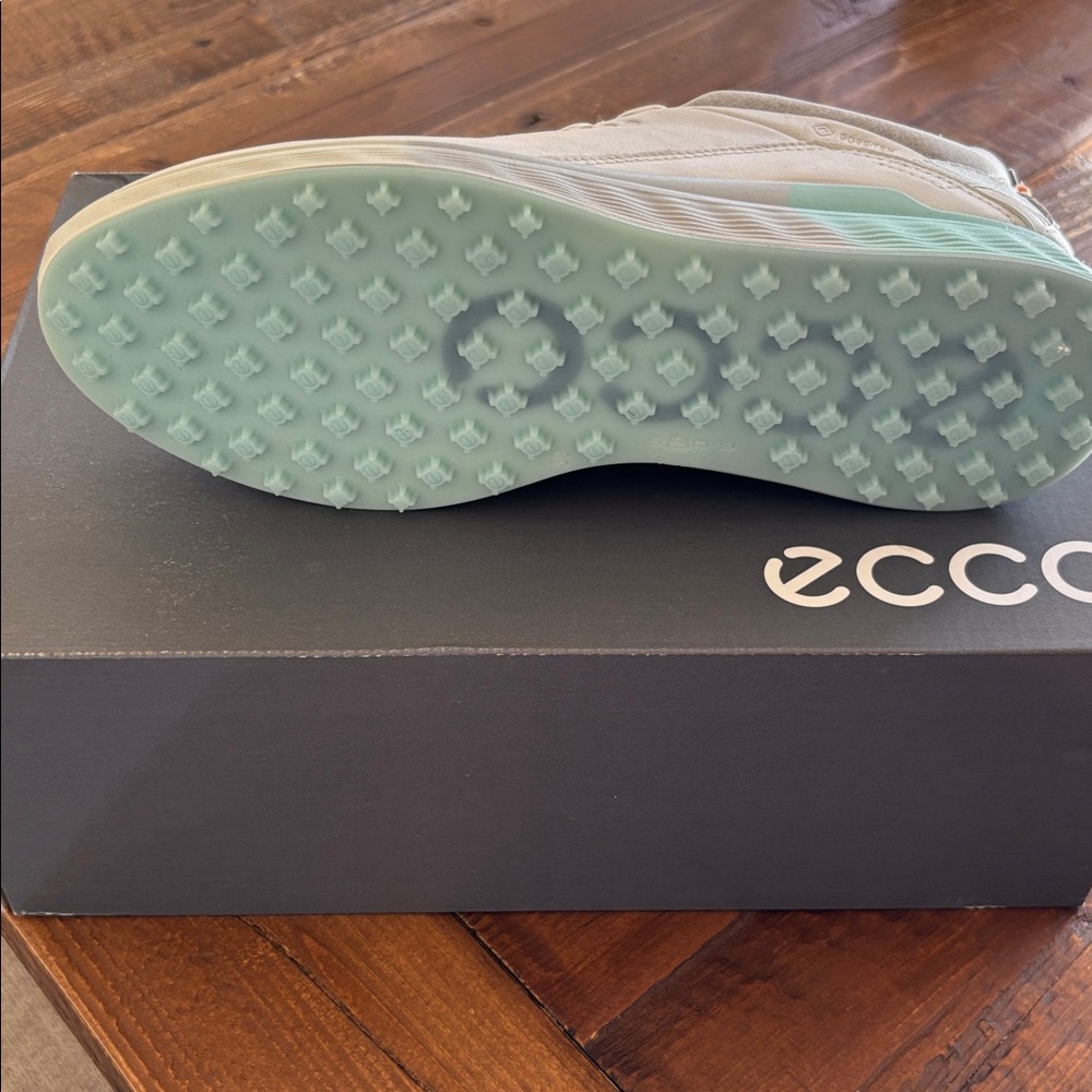 Ecco Women’s Golf shoe - Picture 2 of 3